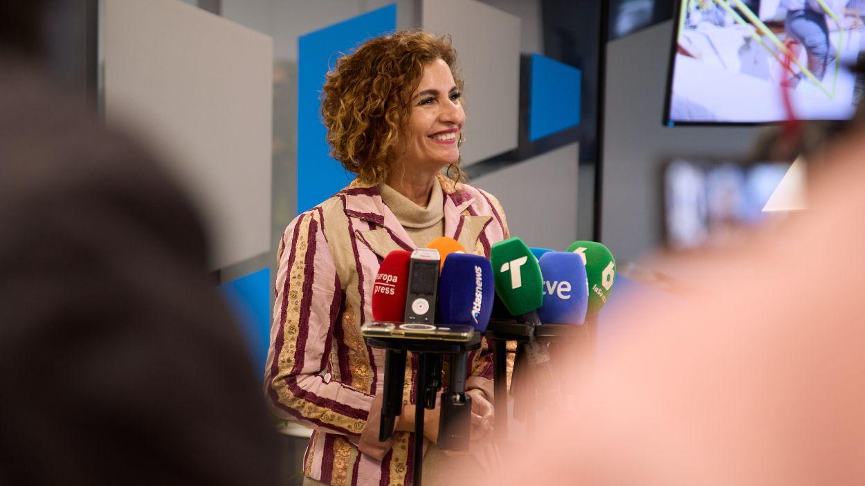 La vicepresidenta primera y ministra de Hacienda, María Jesús Montero, este viernes en su visita a la factoría de Moeve en Palos de la Frontera (Huelva) / PSOE-A