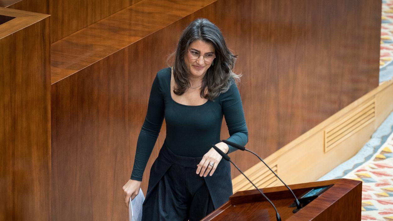 La portavoz de Más Madrid, Manuela Bergerot, en la tribuna de la Asamblea regional. EP.