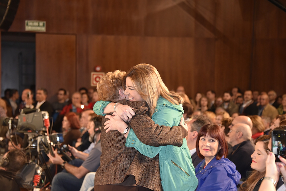 Susana Díaz se funde en un abrazo con una militante en el acto del pasado 4 de marzo en Sevilla.
