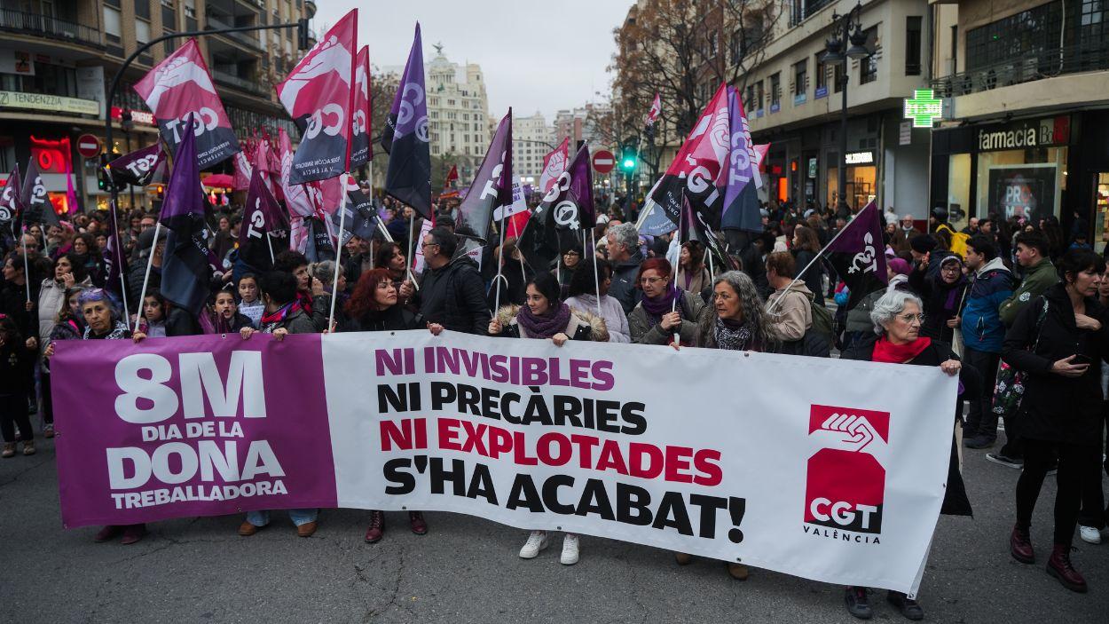 Decenas de personas durante la manifestación convocada por la Assemblea Feminista por el 8M. EP.