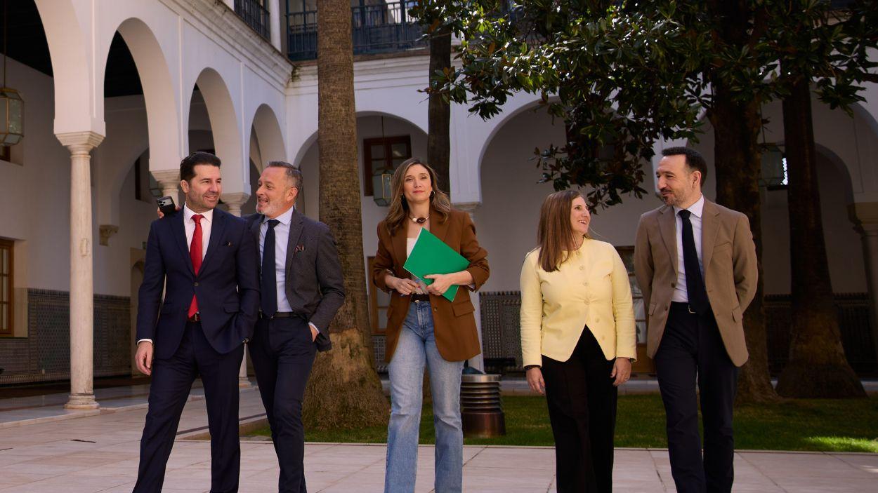 Diputados del Grupo Socialista en el Parlamento andaluz, entre los que figura su portavoz, María Márquez, en el centro / Archivo PSOE-A