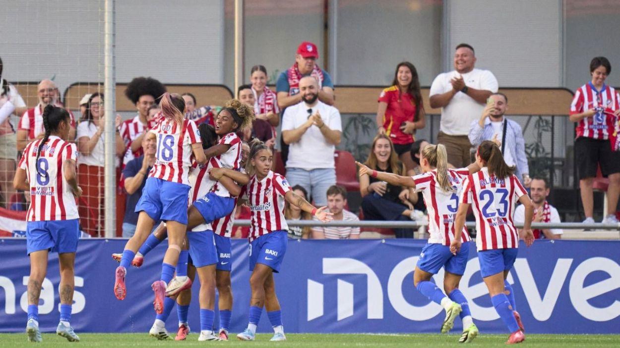 Jugadoras del Atlético de Madrid celebran un gol durante una jornada de la Liga F Moeve. 