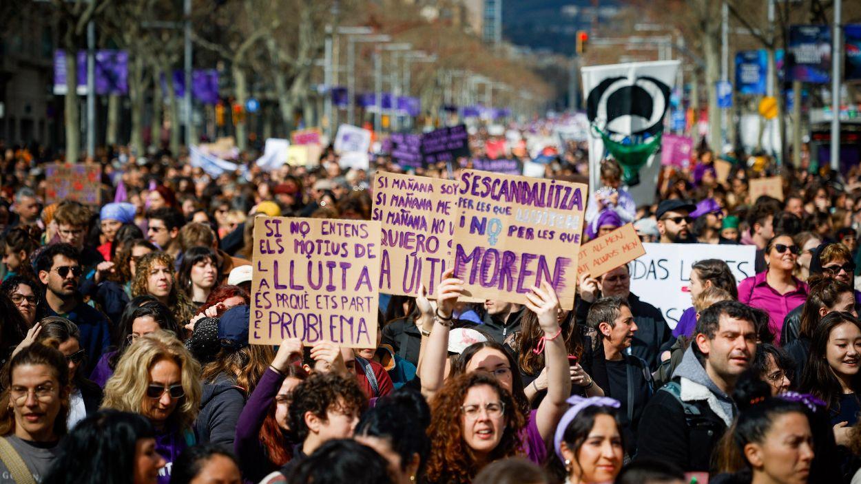 Cientos de personas durante la manifestación convocada por la Assemblea 8M por el Día de la Mujer. EP.