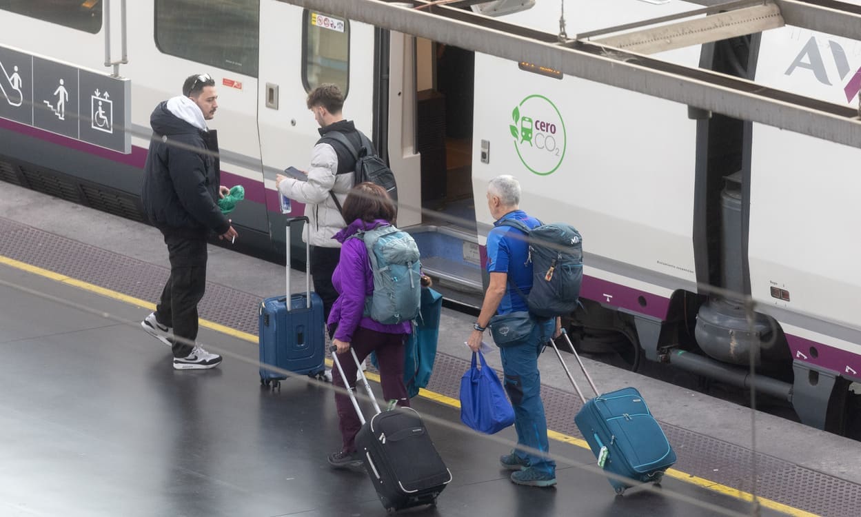 Varios viajeros cogen un tren en la Estación Puerta de Atocha-Almudena Grandes. Eduardo Parra/EP