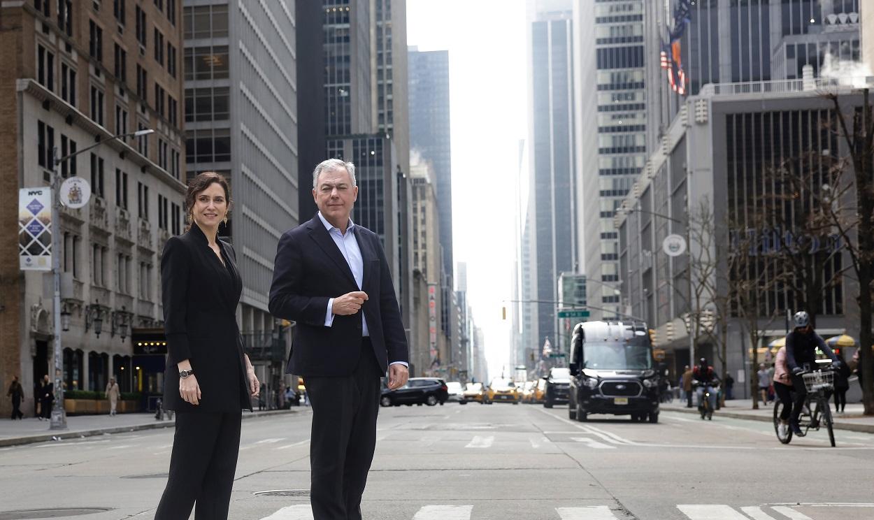 La presidenta de la Comunidad de Madrid, Isabel Díaz Ayuso, y el alcalde de Sevilla, José Luis Sanz. ep
