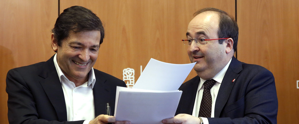 El presidente de la Comisión Gestora del PSOE, Javier Fernández, y el primer secretario del PSC, Miquel Iceta,durante la firma del protocolo de relaciones entre ambas formaciones políticas. 