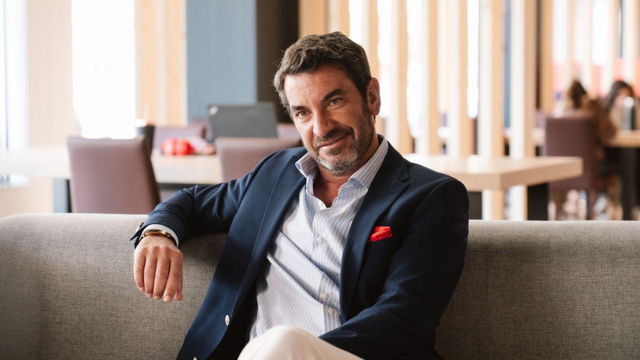 Arturo Valls interpreta a Martín en 'Café para cinco' ©Banco Santander