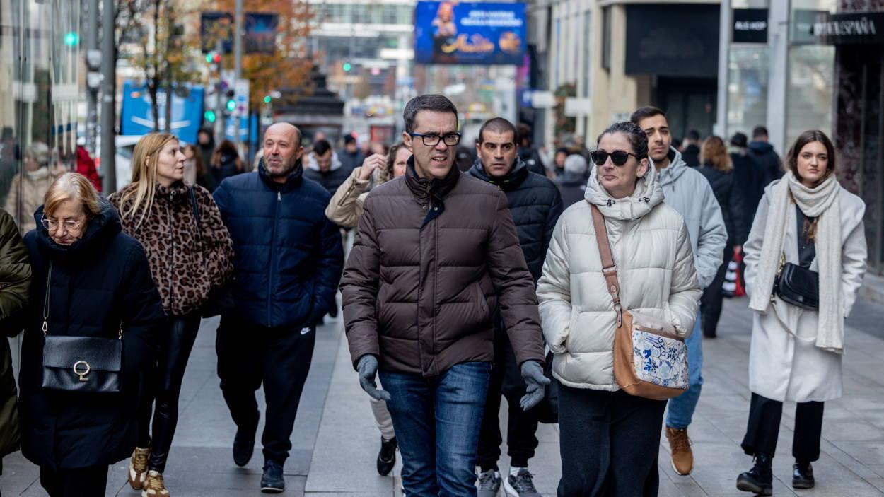 Personas de diferentes generaciones paseando. EP/Archivo.