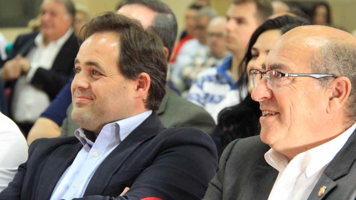 Imagen de archivo de Paco Núñez y el alcalde de Quismondo (Toledo). PP-CLM.
