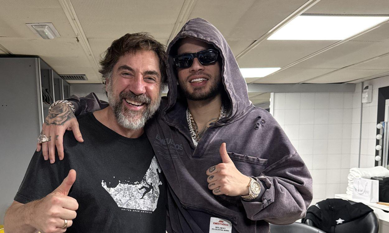 Javier Bardem junto a Dei V tras el concierto en el Palau Sant Jordi.