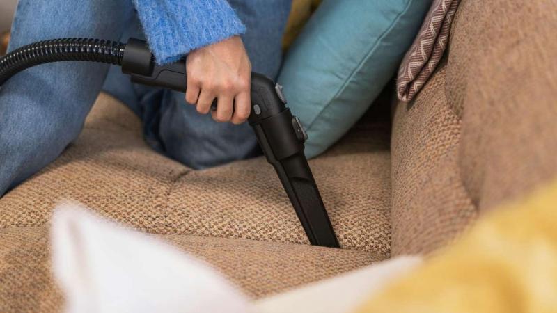 Con la SE 3 Compact puede limpiarse un sofá sin esfuerzo Con la SE 3 Compact puede limpiarse un sofá sin esfuerzo