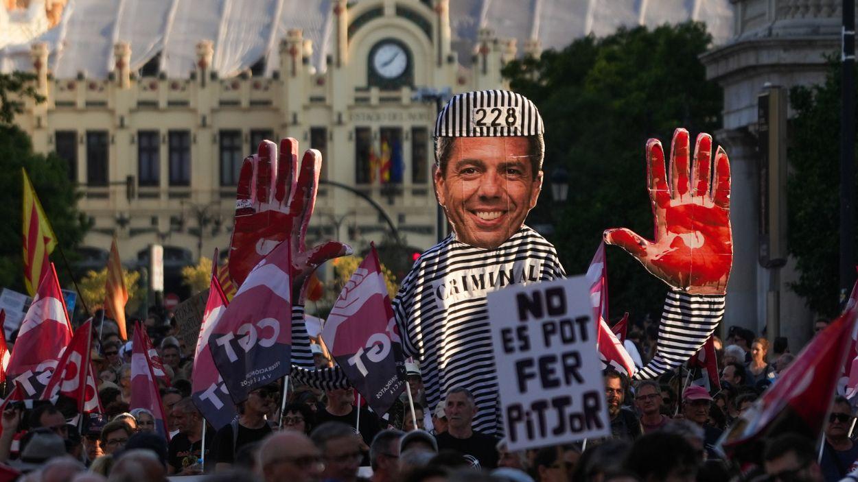 Decenas de personas durante una manifestación contra el expresidente de la Generalitat Valenciana Carlos Mazón. EP.