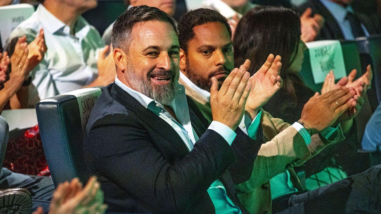 El líder de Vox, Santiago Abascal, y el vicepresidente de Vox, Ignacio Garriga, durante la presentación del programa económico y de vivienda de Vox. EP.