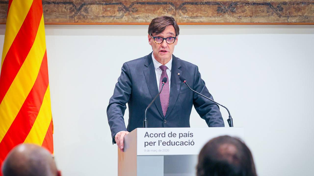 El presidente de la Generalitat, Salvador Illa, en el acto de firma del acuerdo de país en educación suscrito con CCOO y UGT. Jordi Bedmar