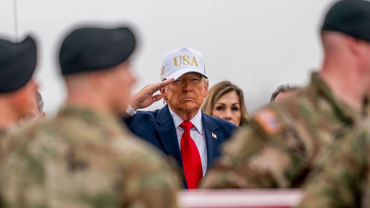 El presidente de Estados Unidos, Donald Trump, saludando a militares estadounidenses. EP.