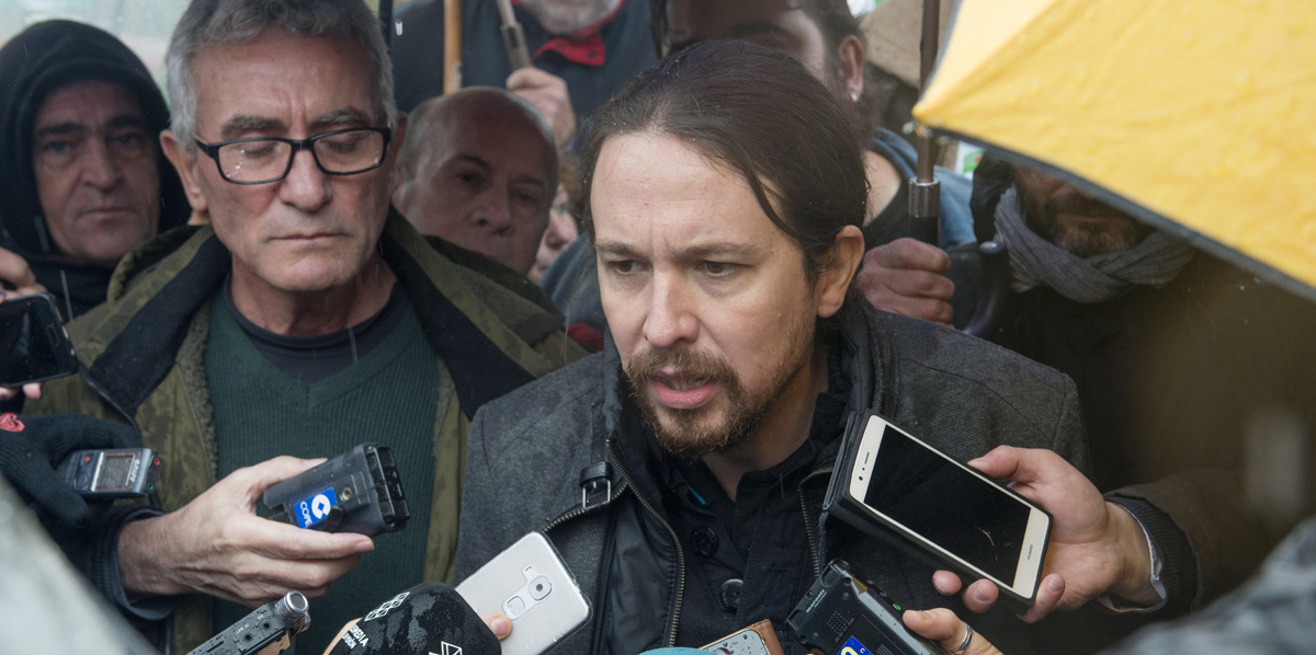 El secretario general de Podemos, Pablo Iglesias (d), acompañado por el diputado de Unidos Podemos Diego Cañamero (i), atiende a los medios. 