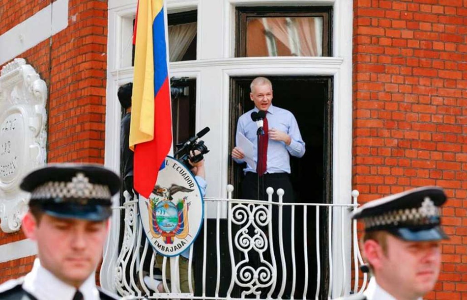 Julian Assange, creador de WikiLeaks, durante una comparecencia desde la embajada de Ecuador en Reino Unido. 