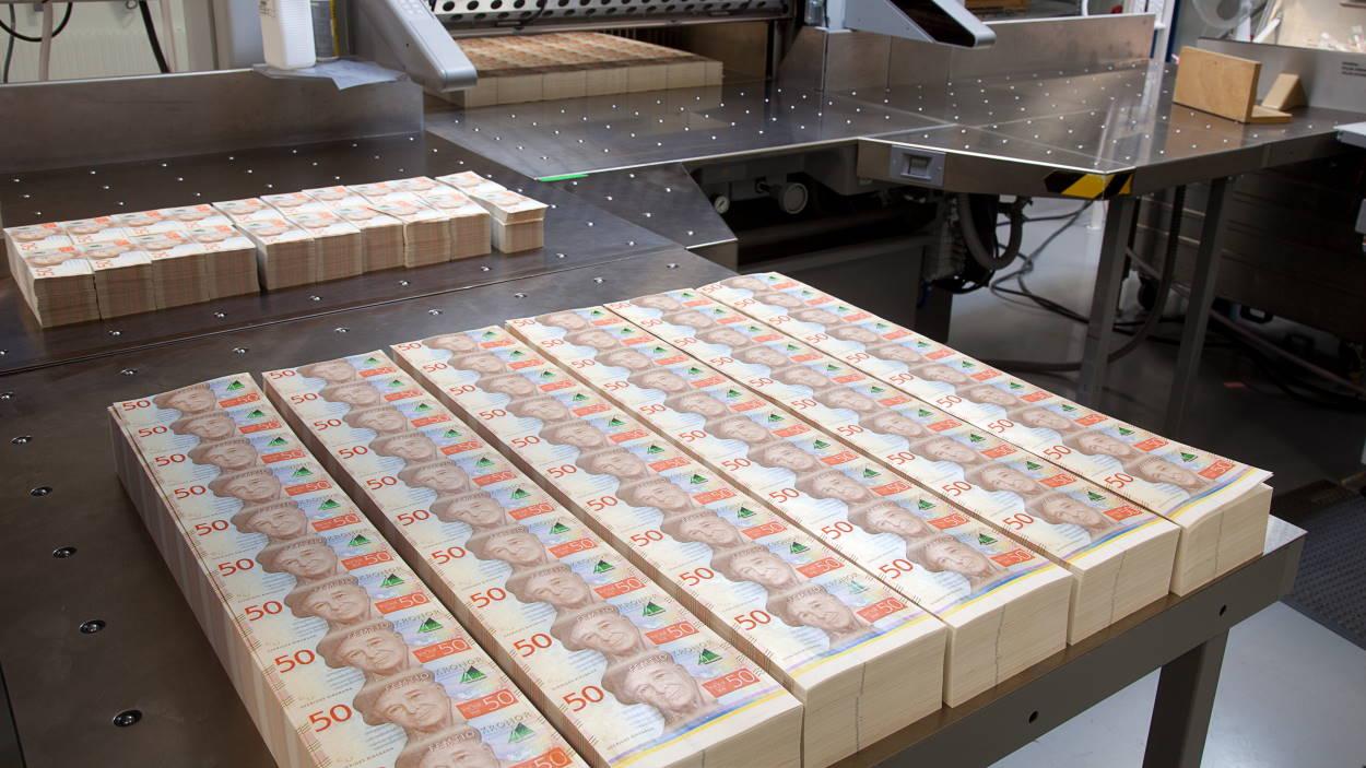 El banco central sueco pide a su población guardar 90 euros en efectivo para comprar básicos en caso de guerra. Riksbank.