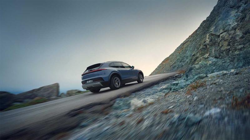 porsche cayennes electric trasera