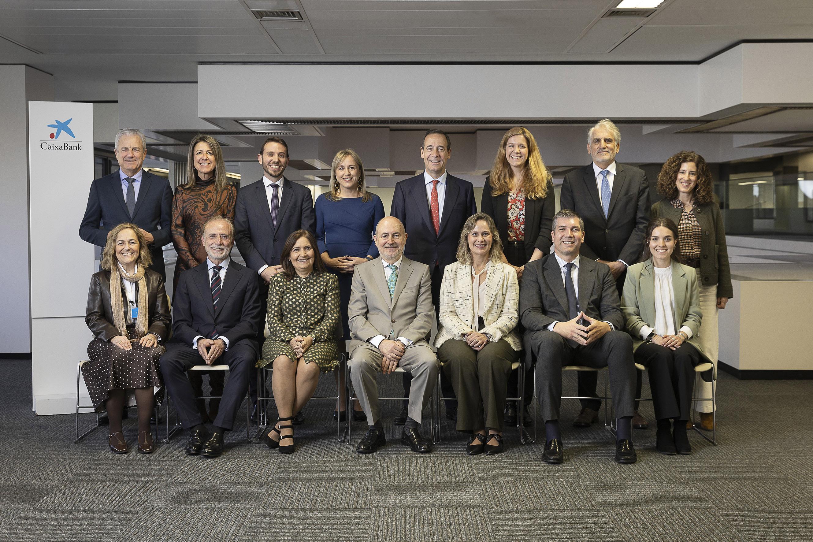 Gonzalo Gortázar, consejero delegado de CaixaBank, con el Comité Consultivo de accionistas. CAIXABANK