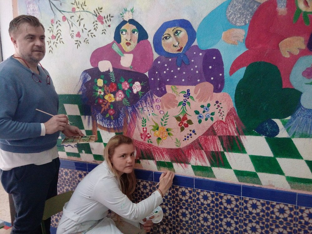 Trabajos de restauración del mural de Ocaña, en el colegio La Esperanza de Cantillana (Sevilla).