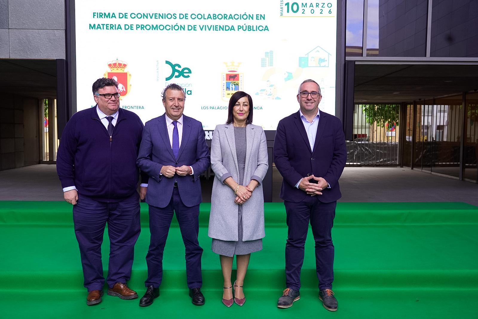 El presidente de la Diputación de Sevilla, Javier Fernández, junto a los alcaldes de Morón y Los Palacios en la firma del programa de vivienda 