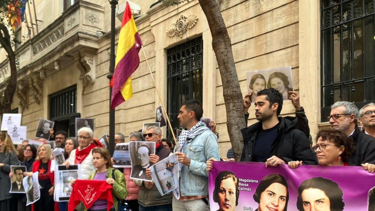 Personas protestan frente al Parlament balear por la derogación de la ley de memoria democrática. EP.
