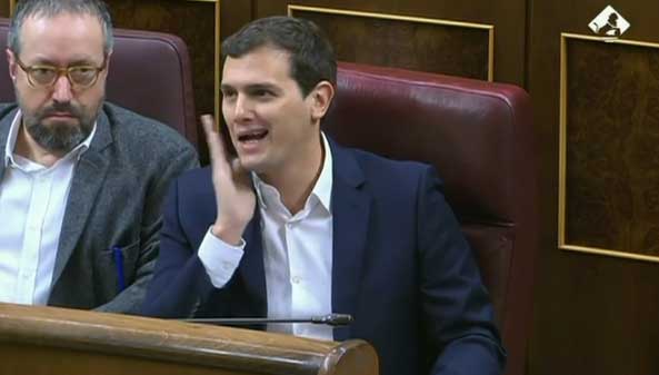 Albert Rivera, en el Congreso haciéndole a Rajoy el gesto de que 'tiene mucha cara'.