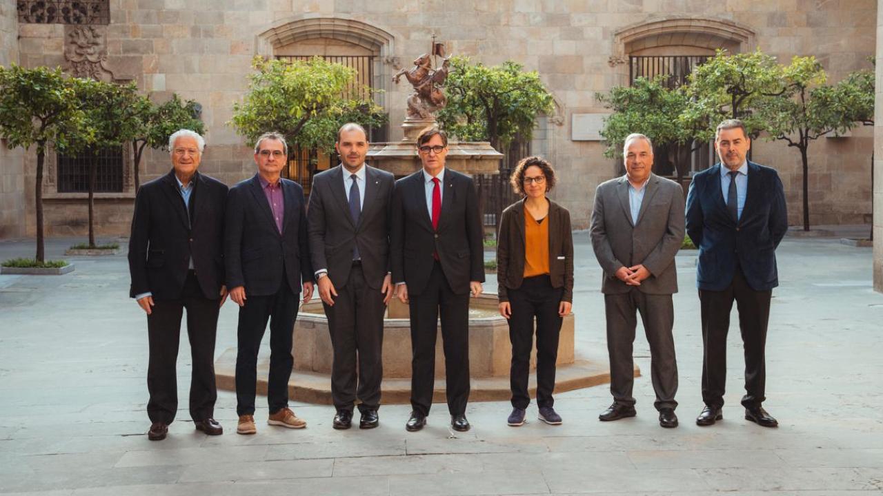 El presidente de la Generalitat de Cataluña, Salvador Illa, con los representantes de las patronales firmantes del acuerdo para el aumento de la financiación de la escuela concertada.  Arnau Carbonell