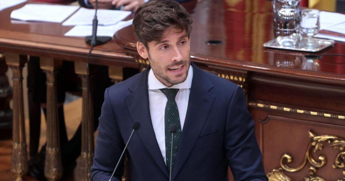 El líder de NNGG valencianas preside la organización juvenil con un mandato caducado desde 2022 y superando el límite de edad