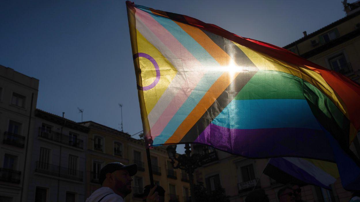 Una bandera a contraluz durante una manifestación por la Ley Trans, a 10 de mayo de 2025 en Madrid. EP.