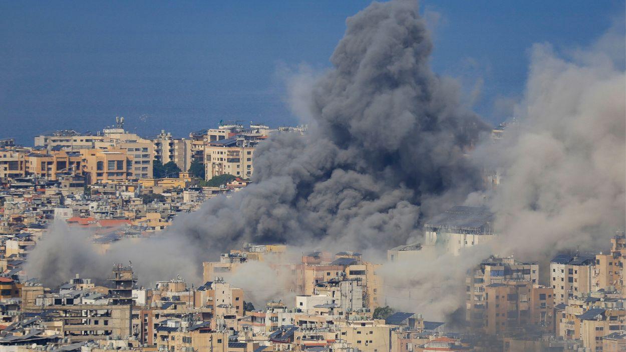 Aviones de guerra israelíes llevan a cabo un ataque aéreo contra un edificio en los suburbios del sur de Beirut, Líbano. EP.