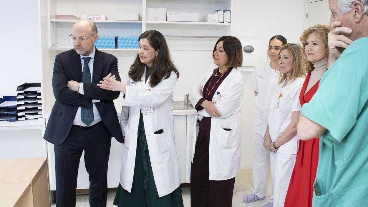 El director gerente del Sescam, Alberto Jara, durante la visita al Hospital Universitario de Guadalajara. JCCM.