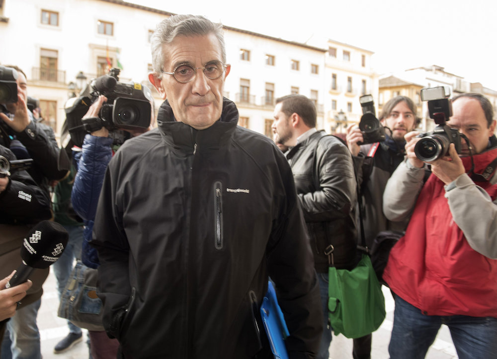 El padre Román llegando al juicio, del que resultó absuelto, en la Audiencia de Granada.