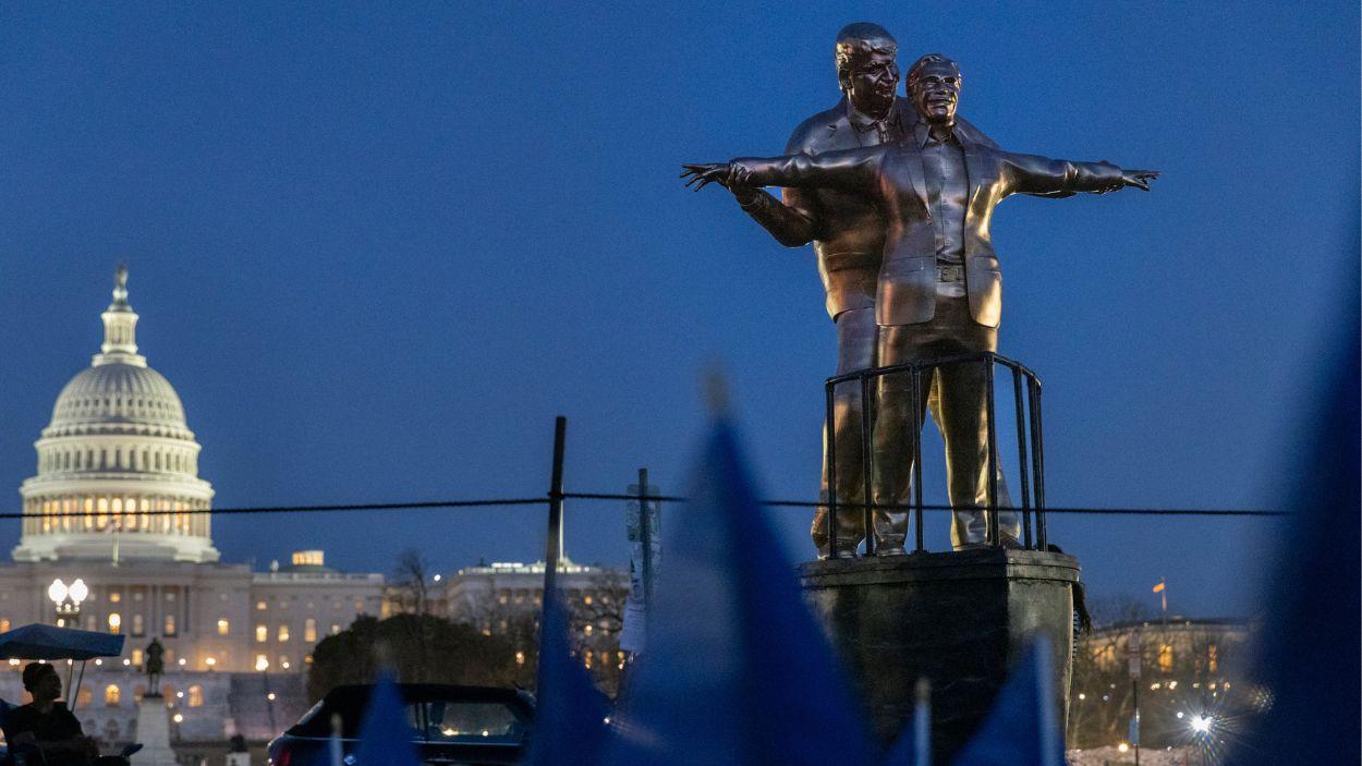Estatua de Donald Trump y Jeffrey Epstein colocada frente al Capitolio