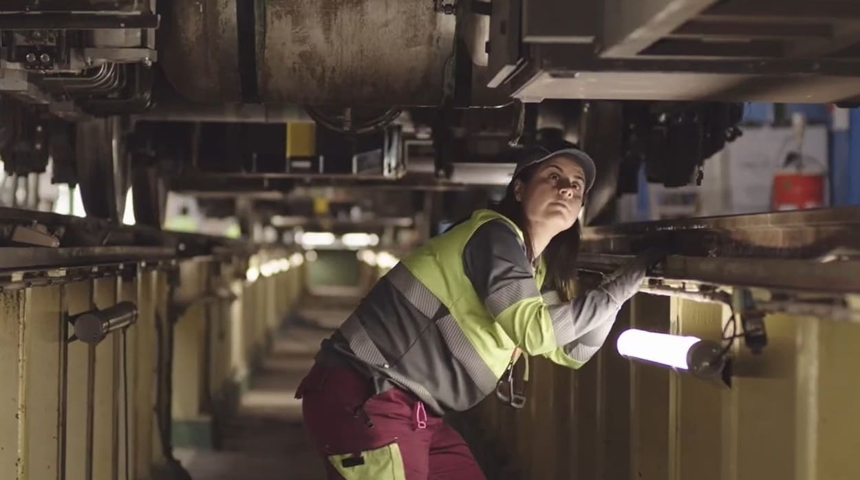 Mujer trabajadora de Renfe