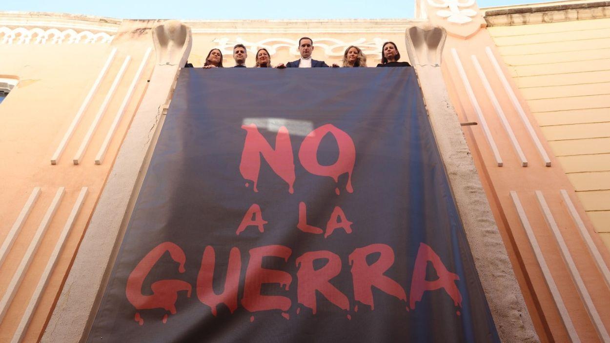 El PSOE de Jaén despliega una pancarta para mostrar su rechazo a la guerra de Irán