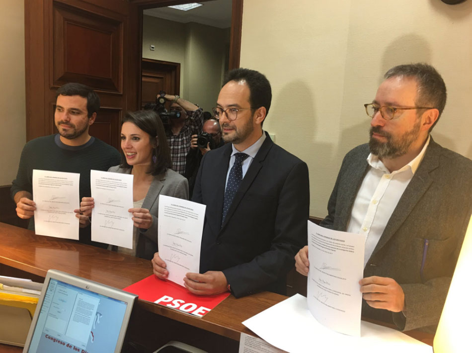 Los representantes de IU, Podemos, PSOE y Ciudadanos presentando la petición para crear una comisión sobre la caja B del PP
