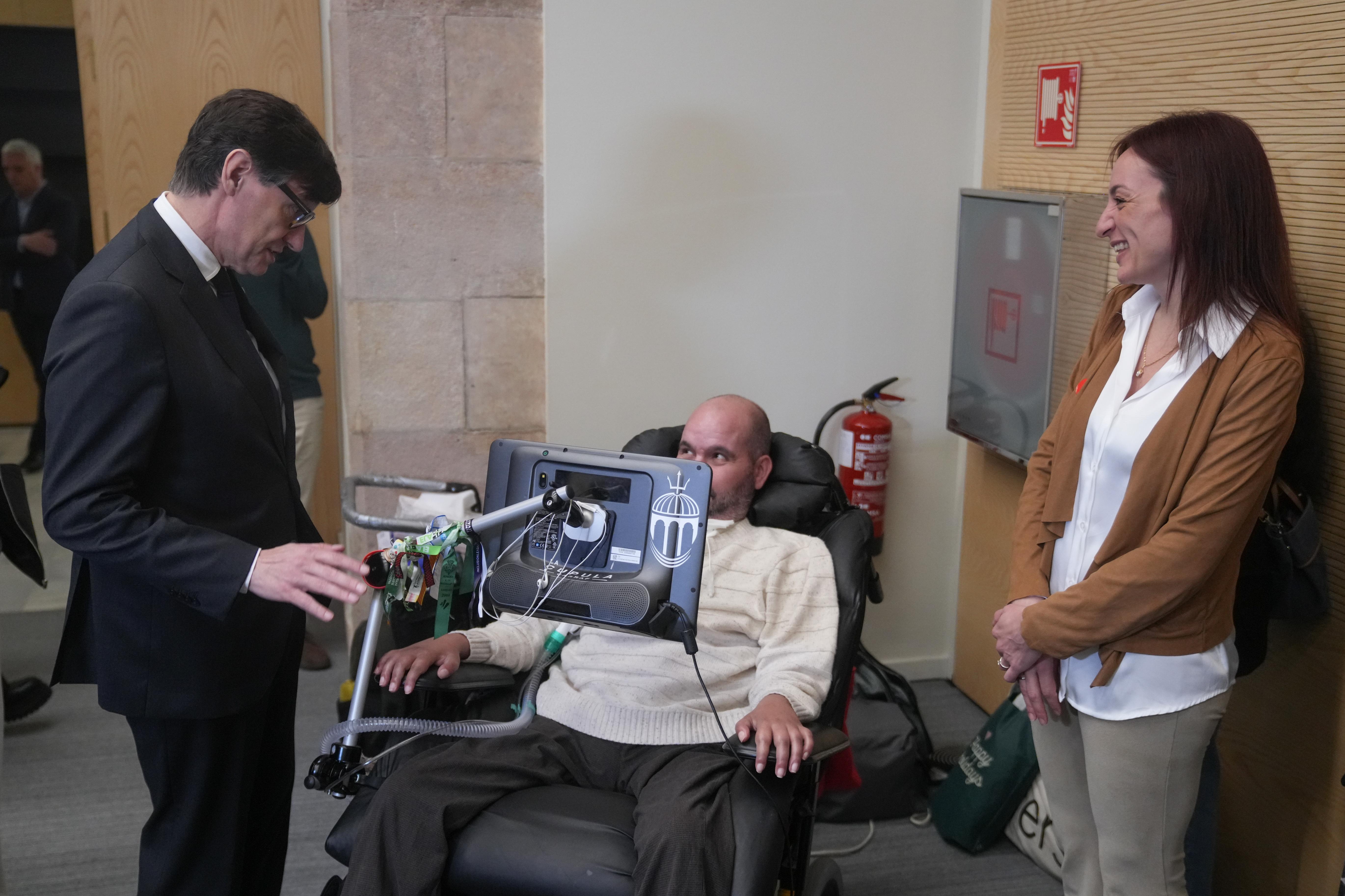 El presidente de la Generalitat de Cataluña, Salvador Illa, durante una reunión a puerta cerrada con la Fundación Miquel Valls, Asem Catalunya y Fundame sobre el despliegue de la ley ELA, en el Parlament de Cataluña, a 11 de marzo de 2026. David Zorrakino / EP