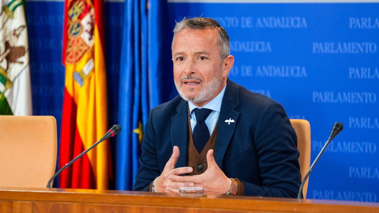 El portavoz adjunto del Grupo Parlamentario Socialista, Rafael Recio, durante la ronda de ruedas de prensa de portavoces de los grupos parlamentarios en el Parlamento de Andalucía / EP