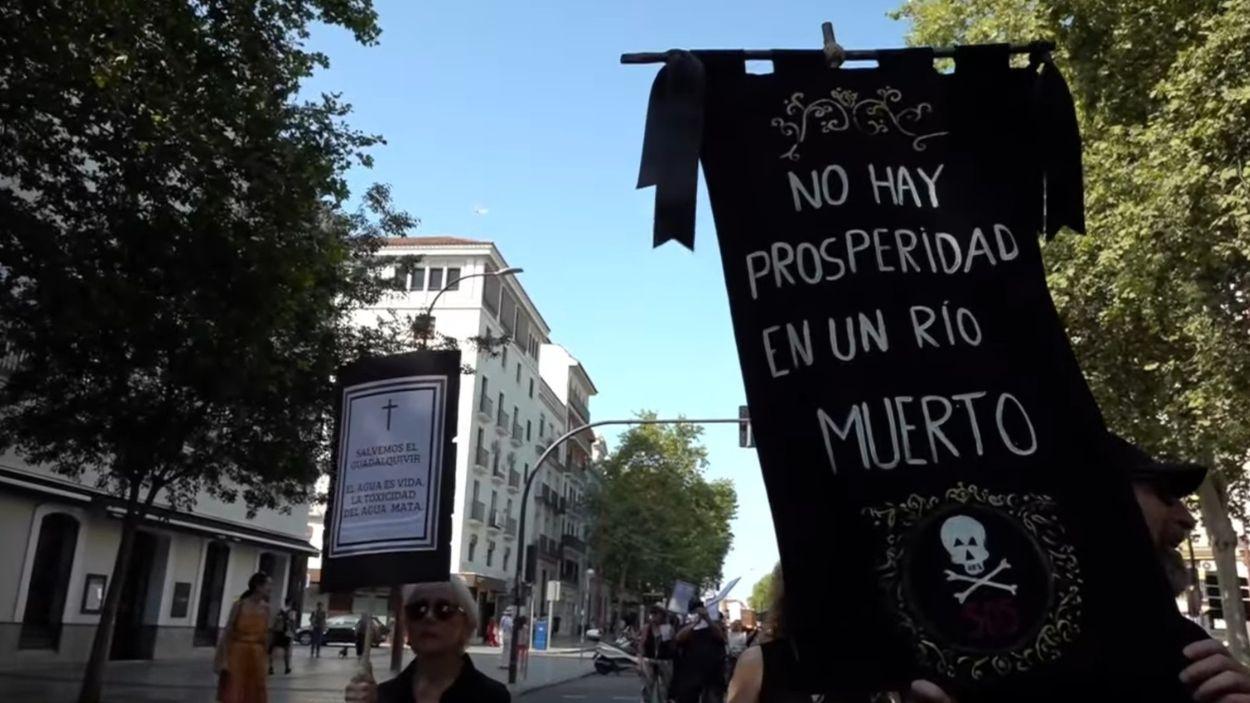 'La Muerte del Río', performance-manifestación organizada por la Plataforma Ciudadana Salvemos el Guadalquivir representa la muerte simbólica del río por los vertidos mineros / EP
