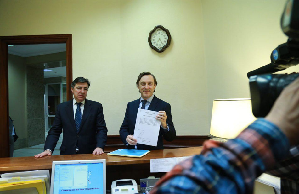 Rafael Hernando, portavoz del PP, presentando la petición para investigar la financiación de los partidos en el Congreso.