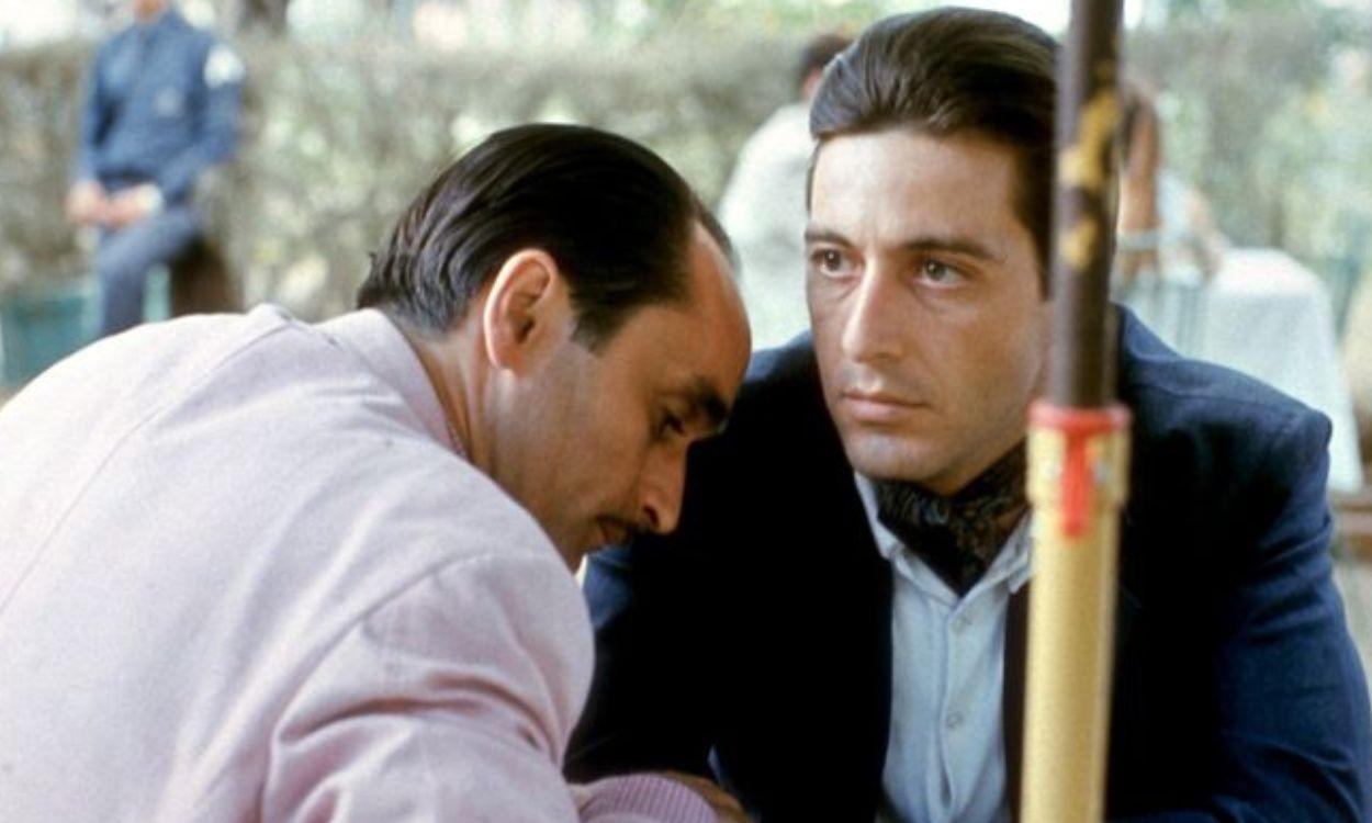 Fredo Corleone (John Cazale) junto a Michael Corleone (AL Pacino) en El Padrino 2. 