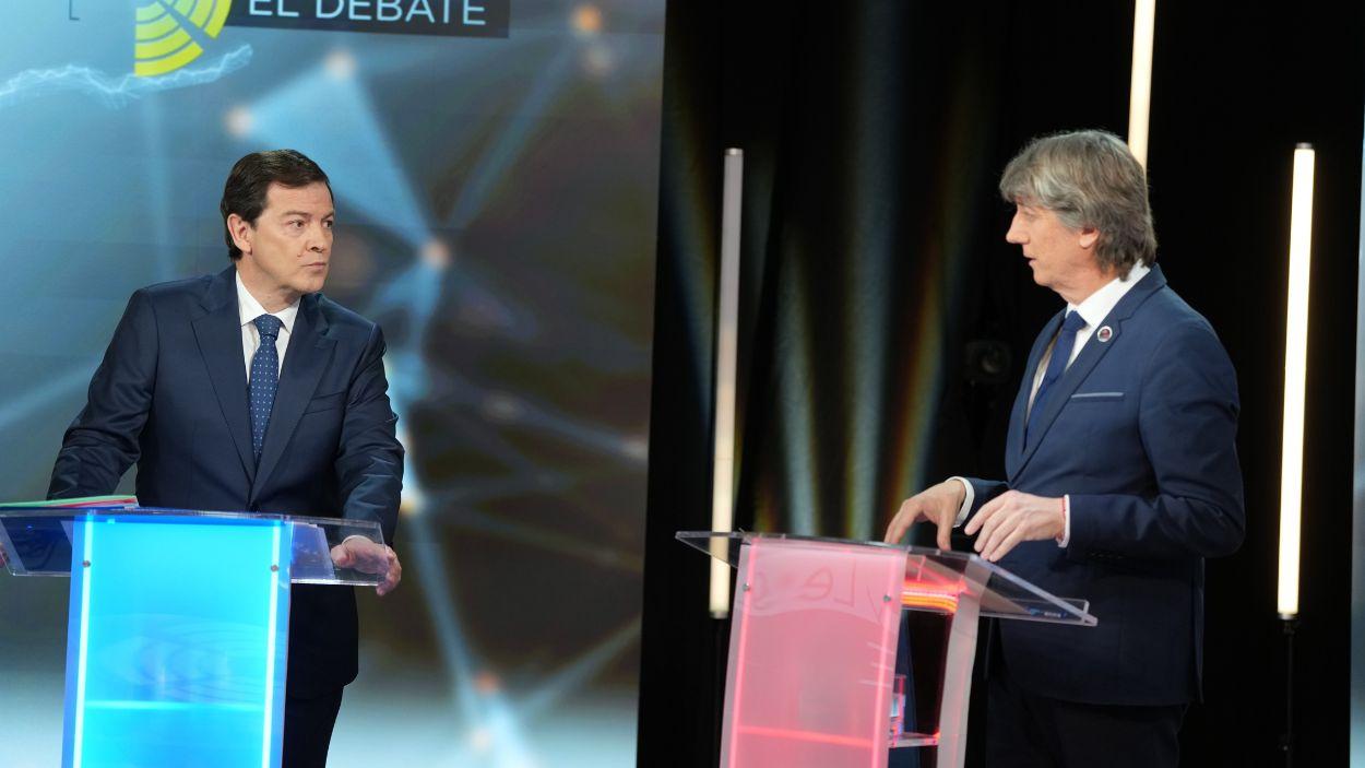 El candidato del PP a la Junta de Castilla y León, Alfonso Fernández Mañueco y el candidato del PSOE, Carlos Martínez, durante un debate electoral. EP.