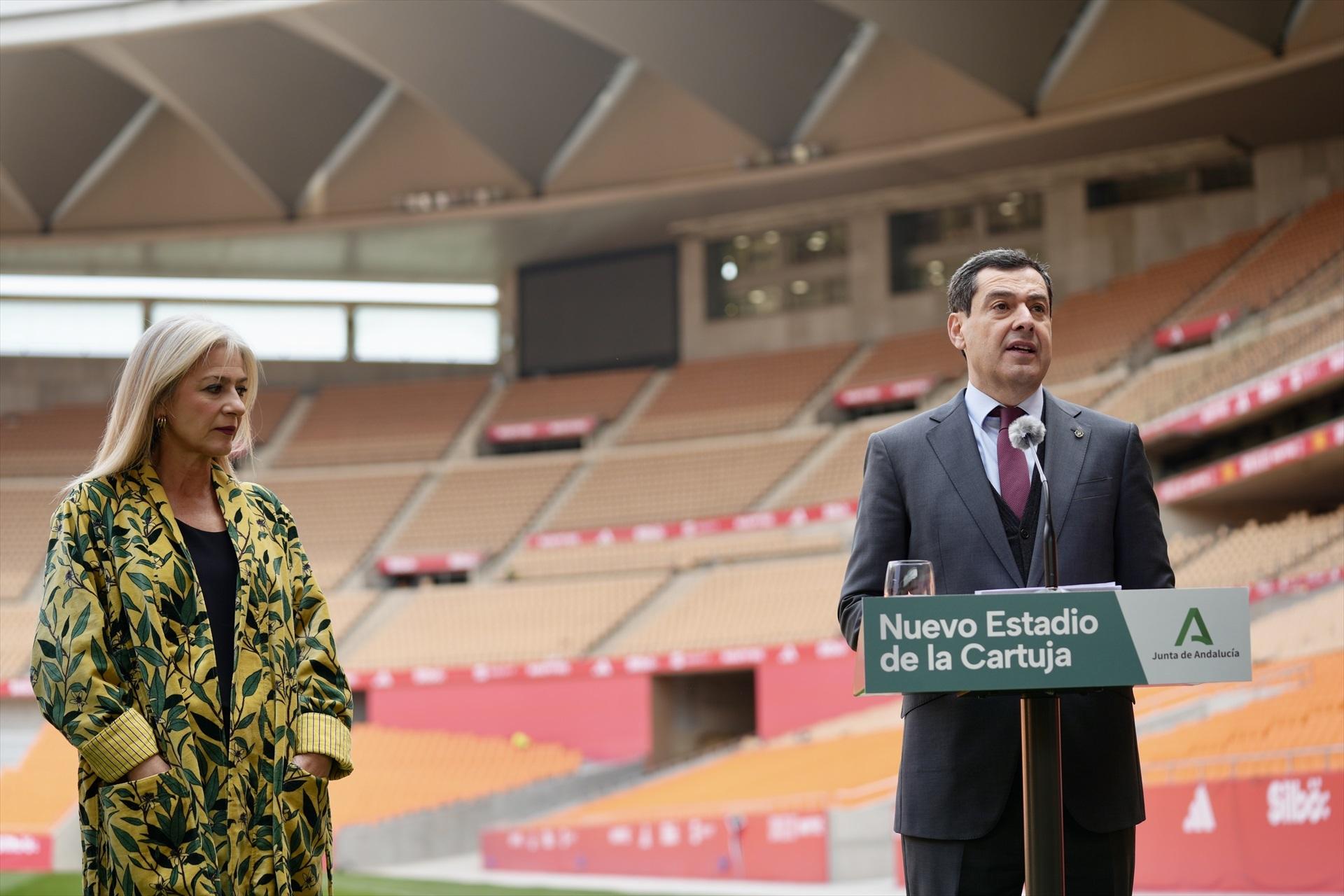 El presidente de la Junta de Andalucía, Juanma Moreno, durante la visita al Estadio de la Cartuja tras la finalización de las obras / EP