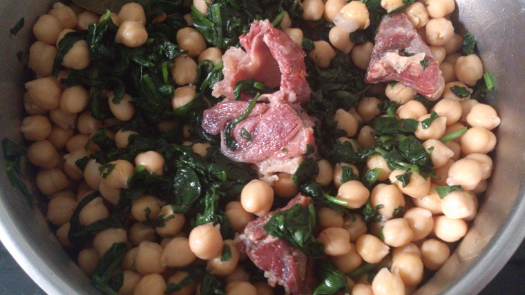 Garbanzos con espinacas y jamón y cazuela de merluza o pescadilla del Cantábrico