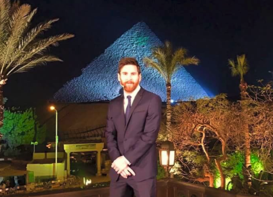 Messi pasa de las Pirámides de Egipto