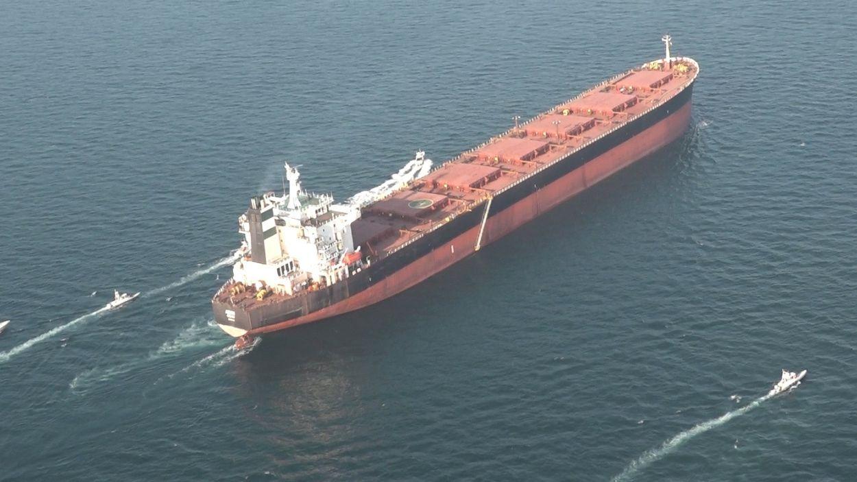 Buque de carga navegando en el Estrecho de Ormuz