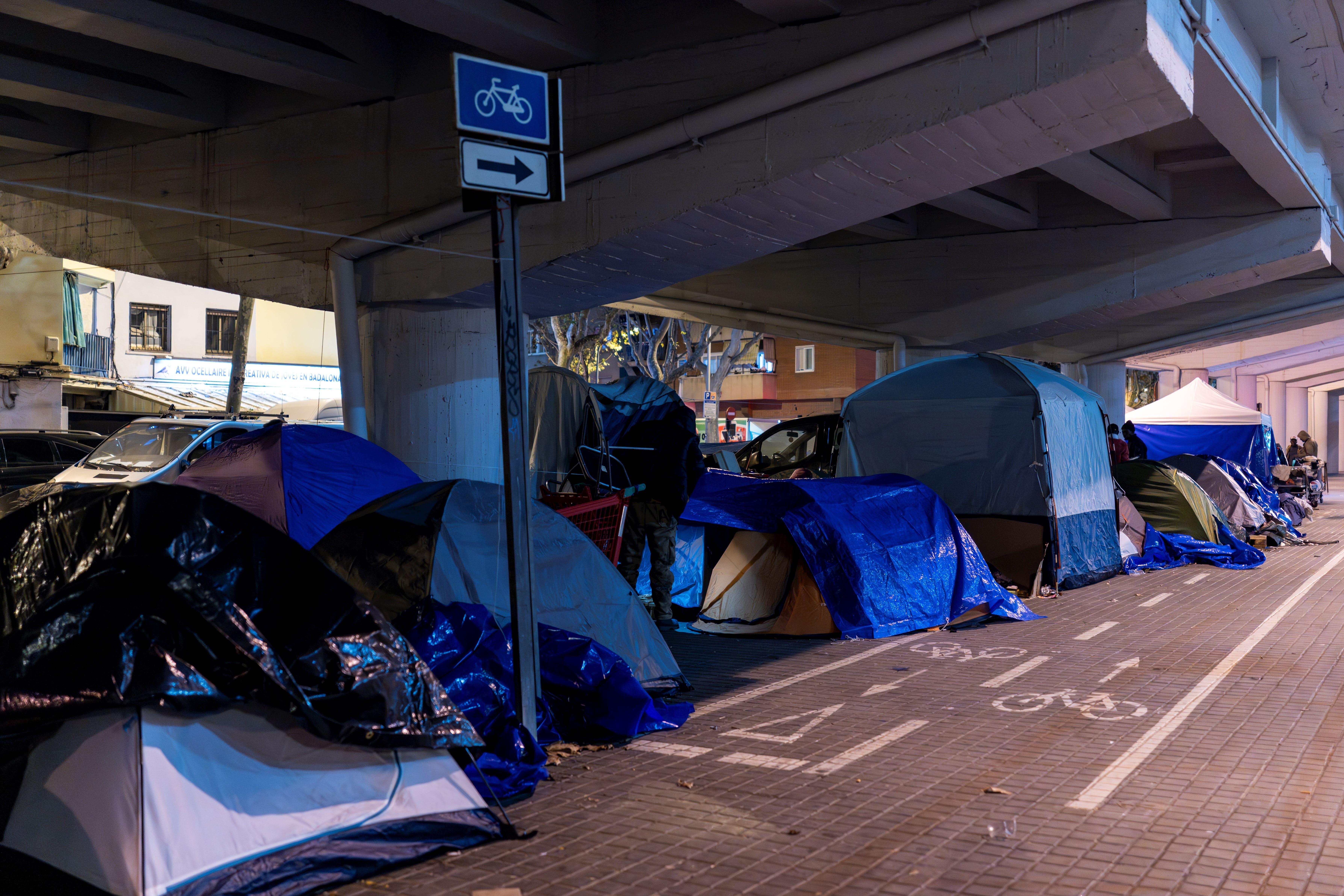Personas sin hogar acampadas bajo un puente de la carretera C-31 en Badalona tras el desalojo del Instituto B-9, a 24 de diciembre de 2025.  Lorena Sopêna / Europa Press