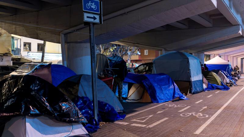 Personas sin hogar acampadas bajo un puente de la carretera C-31 en Badalona tras el desalojo del Instituto B-9, a 24 de diciembre de 2025.  Lorena Sopêna / Europa Press